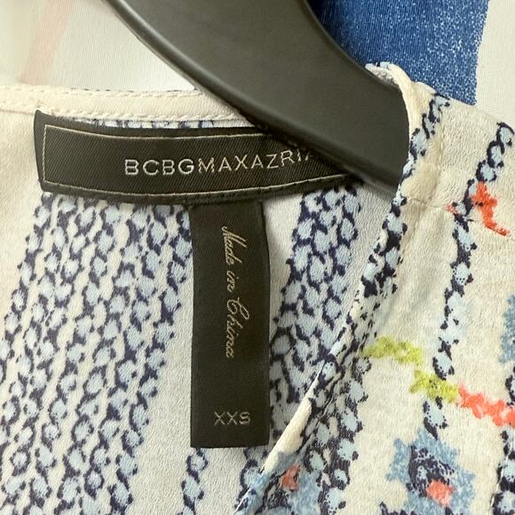 BCBGMaxAzria Abstract Floral Calin Shoulder Cutout Handkerchief Hem Top Size XXS - Picture 10 of 10